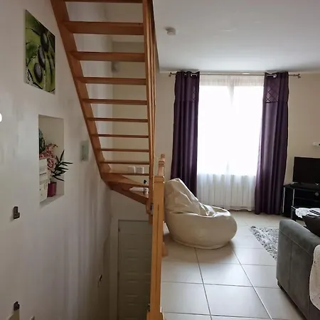 Duplex En Maison Individuelle De 70 M2avec Jardin